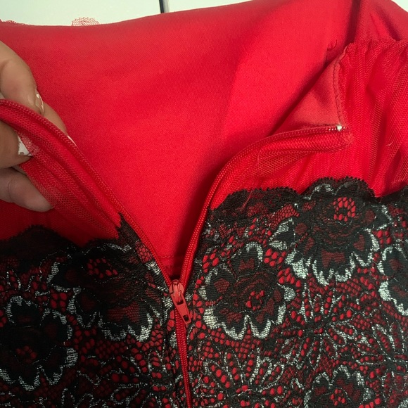 Spaghetti strapped red dress - Picture 3 of 6